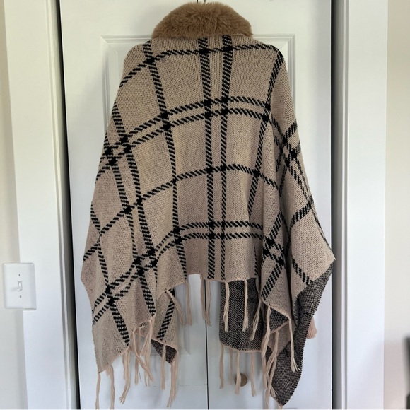 Plaid Shawl with Faux Fur Collar - Picture 4 of 4